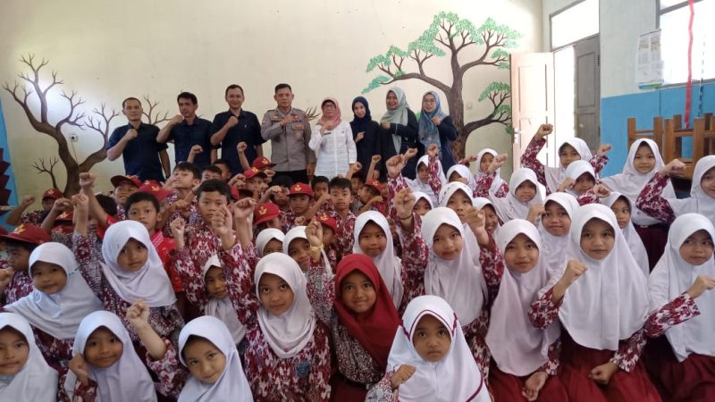Bhabinkamtibmas Polsek Cisompet, Aipda Komarudin, melaksanakan kegiatan silaturahmi sekaligus pembinaan di dua sekolah dasar yang terletak di wilayah Kecamatan Cisompet, Kabupaten Garut, bertempat di SDN 3 Sindangsari dan SDN 4 Sindangsari. Kamis (06/02/2025).
