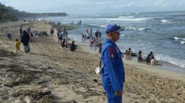 Masyarakat yang berencana mengunjungi kawasan pantai selatan Garut diimbau untuk menunda niatnya sementara waktu, menyusul terjadinya angin badai barat laut yang melanda daerah tersebut. Jumat pagi (07/02/2025).
