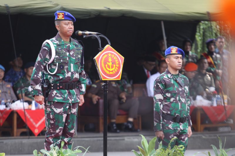 Irdam III/Siliwangi, Brigjen TNI Trias Wijanarko, S.I.P., M.H.I., mewakili Dankogartap II/Bandung, Mayjen TNI Dadang Arif Abdurahman, S.E., M.Si., CHRMP., memimpin Gelar Operasi Penegakan Ketertiban (Opsgaktib) dan Operasi Yustisi Polisi Militer Tahun 2025 di depan Gedung Sate Jl. Diponegoro Kota Bandung, Senin (10/02/2025).
