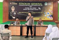 Polres Garut melaksanakan kegiatan pembinaan dan pemberian arahan kepada siswa-siswi SMA Boarding School Al Mashduqi terkait penggunaan media sosial yang cerdas dan sehat. Selasa (11/02/2025).
