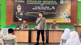 Polres Garut melaksanakan kegiatan pembinaan dan pemberian arahan kepada siswa-siswi SMA Boarding School Al Mashduqi terkait penggunaan media sosial yang cerdas dan sehat. Selasa (11/02/2025).
