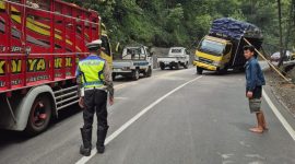 Terjadi kemacetan parah di wilayah Lebak Jero, Kadungora, yang disebabkan oleh sebuah truk bermuatan pupuk yang melanggar batas tonase. Selasa (11/02/2025).

