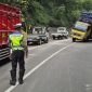 Terjadi kemacetan parah di wilayah Lebak Jero, Kadungora, yang disebabkan oleh sebuah truk bermuatan pupuk yang melanggar batas tonase. Selasa (11/02/2025).
