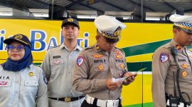 Dalam rangka Ops Keselamatan Lodaya 2025 Polres Garut memastikan keselamatan dan kelayakan kendaraan angkutan umum di Terminal Guntur, Selasa (11/02/2025).
