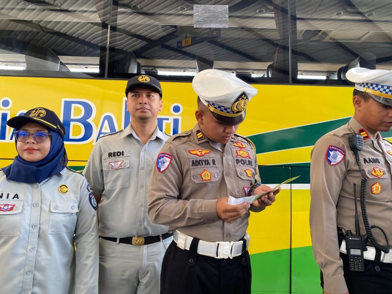 Dalam rangka Ops Keselamatan Lodaya 2025 Polres Garut memastikan keselamatan dan kelayakan kendaraan angkutan umum di Terminal Guntur, Selasa (11/02/2025).

