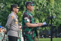 Pangdam III/Siliwangi Mayjen TNI Dadang Arif Abdurahman, S.E., M.Si., CHRMP., bersama Kapolda Jabar Irjen Pol Dr. Akhmad Wiyagus, S.IK., M.Si., M.M., memimpin Apel Gelar Pasukan Pengamanan VVIP pada kunjungan kerja Presiden Turki, Recep Tayyip Erdogan. Kegiatan digelar di Lapangan Astrid Kebun Raya Bogor, Rabu (12/02/2025).