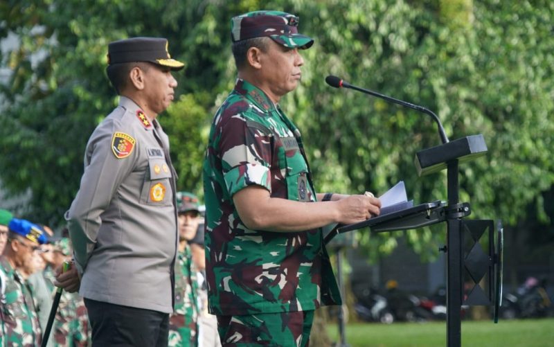 Pangdam III/Siliwangi Mayjen TNI Dadang Arif Abdurahman, S.E., M.Si., CHRMP., bersama Kapolda Jabar Irjen Pol Dr. Akhmad Wiyagus, S.IK., M.Si., M.M., memimpin Apel Gelar Pasukan Pengamanan VVIP pada kunjungan kerja Presiden Turki, Recep Tayyip Erdogan. Kegiatan digelar di Lapangan Astrid Kebun Raya Bogor, Rabu (12/02/2025).