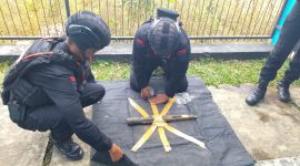 Unit Jibom Detasemen Gegana Sat Brimobda Jabar melaksanakan kegiatan pemusnahan atau disposal munisi mortir di Kampung Narongtong RT. 02 RW. 01, Desa Mekarsari, Kecamatan Bayongbong, Kabupaten Garut. Pada hari Rabu, 12 Februari 2025, tepatnya pukul 17.30 WIB.