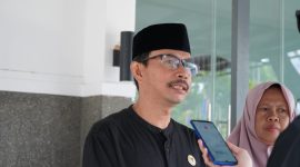 Pemerintah Kabupaten Garut menunjukkan kepeduliannya terhadap masyarakat dengan menyelenggarakan Sosialisasi dan Bimbingan Teknis (Bimtek) Penyebaran Kupon Infaq Gratis menjelang Ramadhan 1446 H. Kegiatan secara daring ini berlangsung di Gedung Command Center, Pendopo Garut, pada Kamis (13/2/2025), diikuti para pengurus Unit Pengelola Zakat (UPZ) dari tingkat kecamatan hingga desa.
