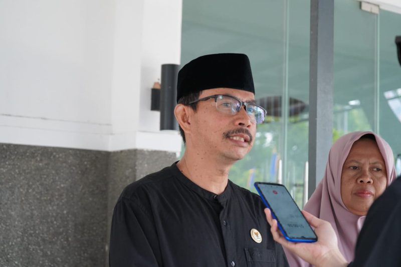 Pemerintah Kabupaten Garut menunjukkan kepeduliannya terhadap masyarakat dengan menyelenggarakan Sosialisasi dan Bimbingan Teknis (Bimtek) Penyebaran Kupon Infaq Gratis menjelang Ramadhan 1446 H. Kegiatan secara daring ini berlangsung di Gedung Command Center, Pendopo Garut, pada Kamis (13/2/2025), diikuti para pengurus Unit Pengelola Zakat (UPZ) dari tingkat kecamatan hingga desa.
