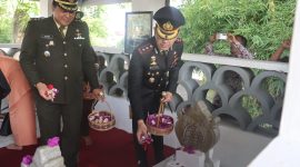 Kapolres Garut, AKBP Mochamad  Fajar Gemilang bersama Unsur Forkopimda melaksanakan kegiatan ziarah ke makam Bupati Garut pertama, R.A.A Adiwijaya, yang terletak di Kampung Cipejeuh, Kecamatan Garut Kota. Jumat (14/02/2025).
