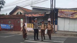 Untuk menjaga kelancaran arus lalu lintas serta mencegah kemacetan di pagi hari, Polres Garut bersama Polsek jajaran melaksanakan kegiatan pengaturan lalu lintas (gatur) di sejumlah titik rawan kemacetan di wilayah Kabupaten Garut. Jumat (14/02/2025).
