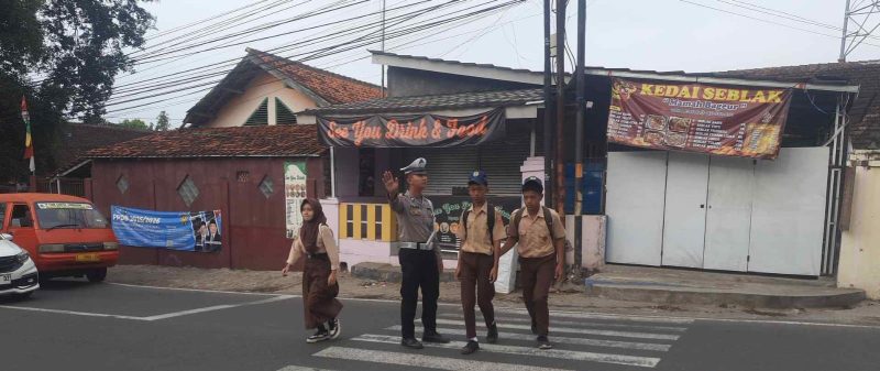 Untuk menjaga kelancaran arus lalu lintas serta mencegah kemacetan di pagi hari, Polres Garut bersama Polsek jajaran melaksanakan kegiatan pengaturan lalu lintas (gatur) di sejumlah titik rawan kemacetan di wilayah Kabupaten Garut. Jumat (14/02/2025).
