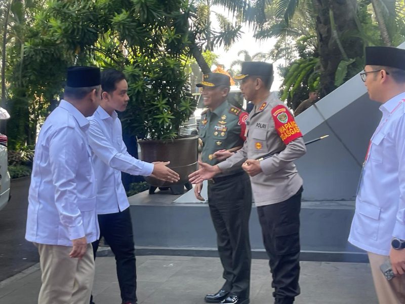 Pangdam III/Siliwangi, Mayjen TNI Dadang Arif Abdurahman, S.E., M.Si., CHRMP., selaku Panglima Komando Tugas Gabungan Terpadu (Pangkogasgabpad), memimpin pengamanan kegiatan Presiden RI, Prabowo Subianto, di SICC Bogor, Sabtu (15/02/2025).
