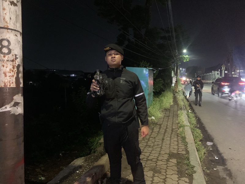 Sat Samapta Polres Garut berhasil mengamankan 19 botol minuman keras (miras) dalam operasi patroli yang dilakukan di kawasan Kerkof, Kabupaten Garut. Sabtu Malam (15/2/2025).
