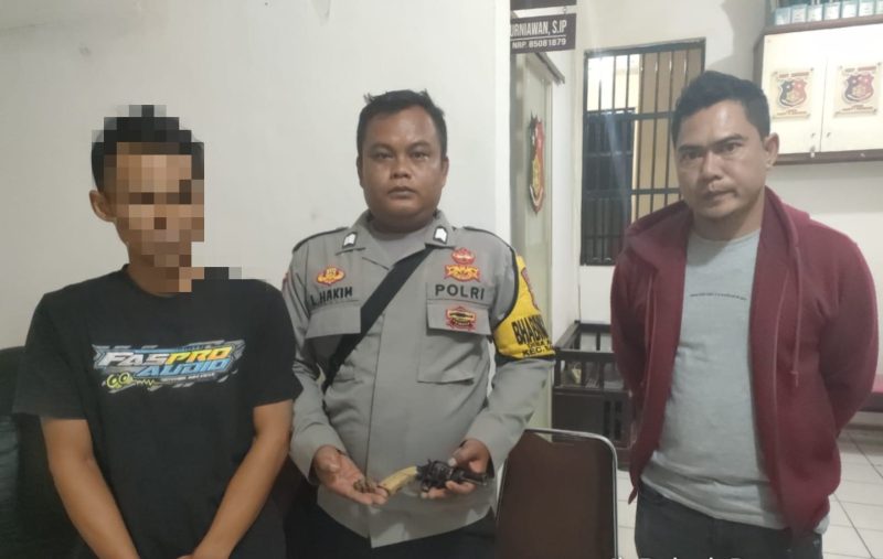 Seorang pria berinisial VR (32) warga Kecamatan Garut Kota diamankan pihak kepolisian setelah diduga melakukan tindak pidana pengancaman terhadap istrinya menggunakan senjata api rakitan jenis Revolver. 
