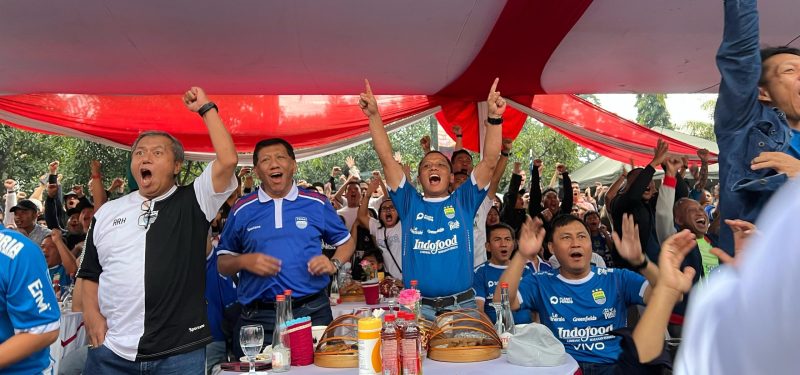 Kodam III/Siliwangi menggelar acara nonton bareng (nobar) secara gratis, pertandingan sepak bola antara Persija Jakarta melawan Persib Bandung di lapangan Makodam III/Siliwangi, Jl. Aceh No. 69, Kota Bandung, Minggu (16/02/2025). 
