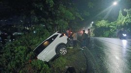 Sebuah kecelakaan lalu lintas tunggal terjadi di Jalan Raya Leles, tepatnya di Kampung Tutugan, Desa Haruman, Kecamatan Leles, Kabupaten Garut pada Selasa malam sekitar pukul 18.45 WIB. Selasa (18/02/2025).
