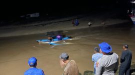Sebuah perahu nelayan yang tenggelam di perairan Pompok, Kecamatan Cikelet, Garut, berhasil dievakuasi tanpa menelan korban jiwa. Selasa malam (18/02/2025).
