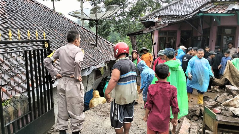 Menyusul bencana alam longsor yang terjadi di dua titik berbeda di Kecamatan Banjarwangi, Kabupaten Garut, Kapolsek Banjarwangi bersama anggota melaksanakan pengecekan di lokasi terdampak yang terjadi pada Rabu Sore (19/02/2025) Pukul 15.00.
