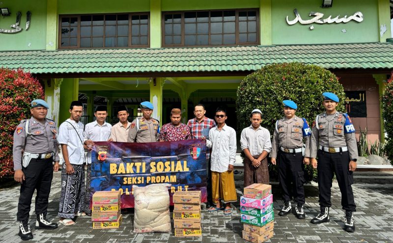 Dalam rangka meningkatkan kepercayaan masyarakat dan mewujudkan peran Polri sebagai pengayom yang peduli terhadap kesejahteraan masyarakat, Sipropam Polres Garut menggelar kegiatan Baksos di Ponpes Al Halim, Tarogong Kaler. Kamis (20/02/2025).
