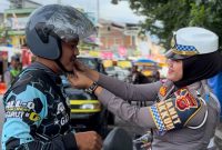 Dalam rangka Operasi Keselamatan Lodaya 2025, Satlantas Polres Garut melaksanakan kegiatan pembagian helm kepada masyarakat di sekitar Bunderan Tarogong, Jalan Otto Iskandardinata. Jumat (21/02/2025).
