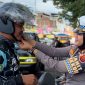 Dalam rangka Operasi Keselamatan Lodaya 2025, Satlantas Polres Garut melaksanakan kegiatan pembagian helm kepada masyarakat di sekitar Bunderan Tarogong, Jalan Otto Iskandardinata. Jumat (21/02/2025).
