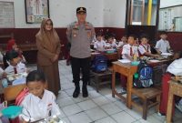 Kapolsek Samarang bersama anggota Polsek Samarang, Babinsa, staf kecamatan, dan perwakilan korwil pendidikan melaksanakan kegiatan monitoring pemberian makan bergizi gratis yang merupakan salah satu program pemerintah di sejumlah sekolah yang ada di wilayah Kecamatan Samarang. Jumat (21/02/2025).