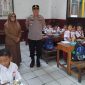 Kapolsek Samarang bersama anggota Polsek Samarang, Babinsa, staf kecamatan, dan perwakilan korwil pendidikan melaksanakan kegiatan monitoring pemberian makan bergizi gratis yang merupakan salah satu program pemerintah di sejumlah sekolah yang ada di wilayah Kecamatan Samarang. Jumat (21/02/2025).