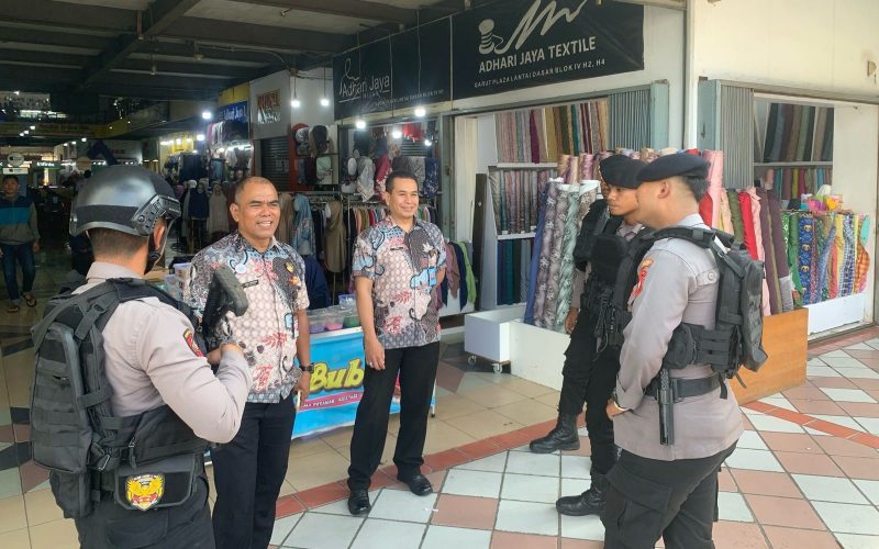 Dalam rangka menjaga keamanan dan ketertiban masyarakat, Satuan Samapta (Sat Samapta) Polres Garut menggelar patroli dialogis di sejumlah tempat keramaian, Junat (21/02/2025). 
