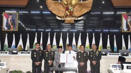Pangdam III/Siliwangi Mayjen TNI Dadang Arif Abdurahman, S.E., M.Si., CHRMP., bersama Forkopimda Jawa Barat menghadiri Serah Terima Jabatan Gubernur dan Wakil Gubernur Jawa Barat masa jabatan 2025-2030 yang berlangsung di gedung DPRD Jawa Barat, Jl. Diponegoro No. 27, Kota Bandung, Jum’at (21/02/2025).
