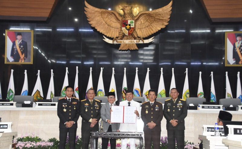 Pangdam III/Siliwangi Mayjen TNI Dadang Arif Abdurahman, S.E., M.Si., CHRMP., bersama Forkopimda Jawa Barat menghadiri Serah Terima Jabatan Gubernur dan Wakil Gubernur Jawa Barat masa jabatan 2025-2030 yang berlangsung di gedung DPRD Jawa Barat, Jl. Diponegoro No. 27, Kota Bandung, Jum’at (21/02/2025).
