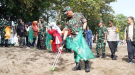Pangdam III/Siliwangi, Mayjen TNI Dadang Arif Abdurahman, S.E., M.Si., CHRMP., mendampingi Panglima TNI Jenderal TNI Agus Subiyanto, S.E., M.Si., dan Menteri Lingkungan Hidup Dr. Hanif Faisol Nurofik pada acara peringatan Hari Peduli Sampah Nasional (HPSN) 2025 yang digelar di Pantai Legok Pari, Dusun Batukaras, Desa Batukaras, Kecamatan Cijulang, Kabupaten Pangandaran, Jawa Barat, Minggu (23/02/2025).
