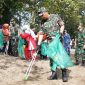 Pangdam III/Siliwangi, Mayjen TNI Dadang Arif Abdurahman, S.E., M.Si., CHRMP., mendampingi Panglima TNI Jenderal TNI Agus Subiyanto, S.E., M.Si., dan Menteri Lingkungan Hidup Dr. Hanif Faisol Nurofik pada acara peringatan Hari Peduli Sampah Nasional (HPSN) 2025 yang digelar di Pantai Legok Pari, Dusun Batukaras, Desa Batukaras, Kecamatan Cijulang, Kabupaten Pangandaran, Jawa Barat, Minggu (23/02/2025).
