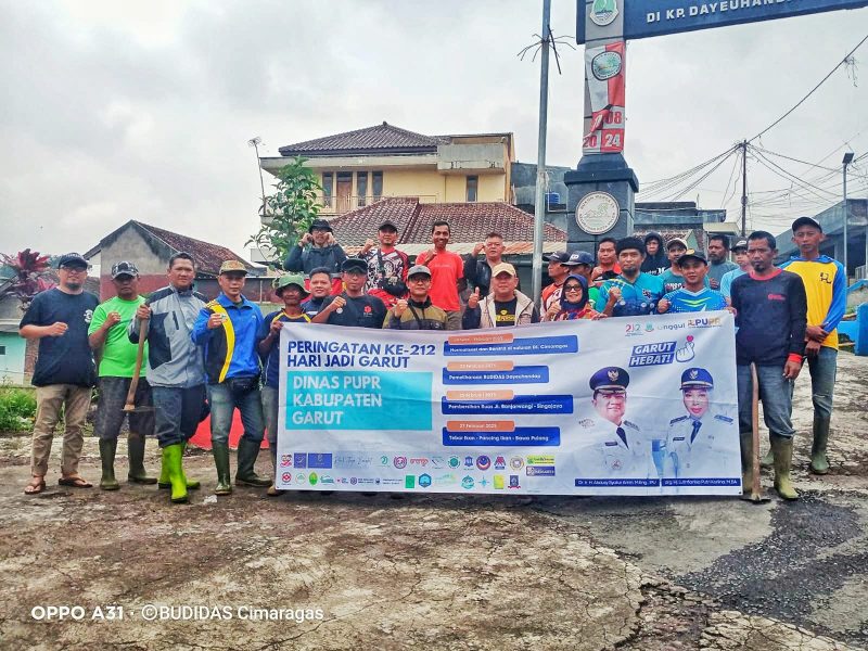 Dalam Rangka memeriahkan Hari Jadi Garut HJG ke-212 yang jatuh pada 16 Februari Minggu lalu, Kelompok Budidaya di Daerah Aliran Sungai Cimaragas (BUDIDAS) melakukan Kolaborasi dengan Dinas Pekerjaan Umum dan Penataan Ruang (PUPR) Garut guna melakukan pemeliharaan dengan agenda pengangkatan sedimentasi di Daerah Irigasi Sungai Cimaragas, Kelurahan Kota Kulon, Kecamatan Garut Kota, Kabupaten Garut Jawa Barat. Minggu (23/02/2025).