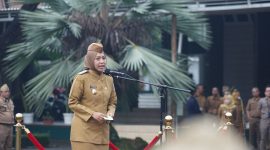 Wakil Bupati Garut, drg. L. Putri Karlina, memimpin apel pagi gabungan perdana di awal tahun pada Senin (24/2/2025). Kegiatan yang berlangsung di Lapangan Setda, Jl. Pembangunan, Kecamatan Tarogong Kidul, Kabupaten Garut ini dihadiri oleh aparatur sipil negara (ASN) di lingkungan Pemerintah Daerah Kabupaten (Pemdakab) Garut.

