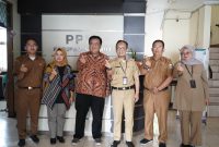 Dinas Komunikasi dan Informatika (Diskominfo) Kabupaten Garut menerima kunjungan dari Komisi Informasi (KI) Jawa Barat, diterima langsung oleh Kepala Diskominfo, Margiyanto, di ruang kerjanya, Selasa (25/2/2025). Kunjungan ini bertujuan untuk memberikan edukasi dan sosialisasi kepada berbagai badan publik serta membahas peningkatan pelayanan informasi yang transparan kepada masyarakat.
