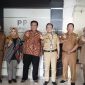 Dinas Komunikasi dan Informatika (Diskominfo) Kabupaten Garut menerima kunjungan dari Komisi Informasi (KI) Jawa Barat, diterima langsung oleh Kepala Diskominfo, Margiyanto, di ruang kerjanya, Selasa (25/2/2025). Kunjungan ini bertujuan untuk memberikan edukasi dan sosialisasi kepada berbagai badan publik serta membahas peningkatan pelayanan informasi yang transparan kepada masyarakat.
