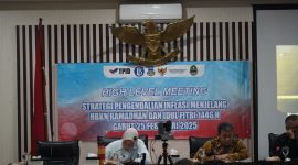 Wakil Bupati (Wabup) Garut, Putri Karlina, membuka secara resmi High Level Meeting (HLM) Tim Pengendalian Inflasi Daerah (TPID) Kabupaten Garut, yang dilaksanakan di Ruang Rapat Sekretariat Daerah (Setda) Kabupaten Garut, Jalan Pembangunan, Kecamatan Tarogong Kidul, Kabupaten Garut, Selasa (25/2/2025).
