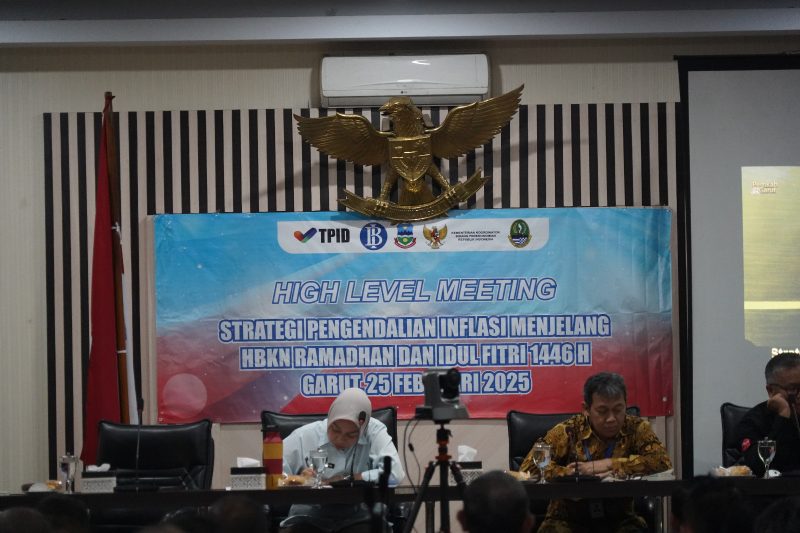 Wakil Bupati (Wabup) Garut, Putri Karlina, membuka secara resmi High Level Meeting (HLM) Tim Pengendalian Inflasi Daerah (TPID) Kabupaten Garut, yang dilaksanakan di Ruang Rapat Sekretariat Daerah (Setda) Kabupaten Garut, Jalan Pembangunan, Kecamatan Tarogong Kidul, Kabupaten Garut, Selasa (25/2/2025).
