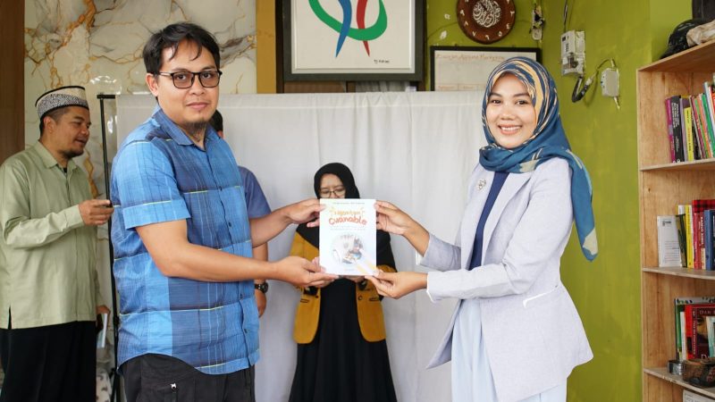 Rumah Konten Basajan Akademi menggelar Pelatihan Digital Marketing bekerja sama dengan Pusat Investasi Pemerintah (PIP) dan Badan Nasional Penanggulangan Terorisme (BNPT). Pelatihan  berlangsung di Jalan Talaga Bodas, Desa Sindangratu, Kecamatan Wanaraja, Kabupaten Garut, Selasa (25/2/2025), diikuti oleh masyarakat dari berbagai kalangan.
