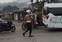 Untuk mengantisipasi terjadinya kecelakaan lalu lintas (lakalantas) serta menjaga kelancaran arus kendaraan, Unit Lalu Lintas (Lantas) Polsek Baleendah melaksanakan pelayanan pengaturan lalu lintas di sejumlah titik rawan di wilayah Baleendah, Kabupaten Bandung. Rabu (26/2/2025).