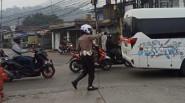 Untuk mengantisipasi terjadinya kecelakaan lalu lintas (lakalantas) serta menjaga kelancaran arus kendaraan, Unit Lalu Lintas (Lantas) Polsek Baleendah melaksanakan pelayanan pengaturan lalu lintas di sejumlah titik rawan di wilayah Baleendah, Kabupaten Bandung. Rabu (26/2/2025).
