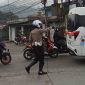 Untuk mengantisipasi terjadinya kecelakaan lalu lintas (lakalantas) serta menjaga kelancaran arus kendaraan, Unit Lalu Lintas (Lantas) Polsek Baleendah melaksanakan pelayanan pengaturan lalu lintas di sejumlah titik rawan di wilayah Baleendah, Kabupaten Bandung. Rabu (26/2/2025).
