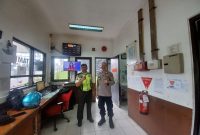 Wujudkan situasi kamtibmas yang aman dan Kondusif, Bhabinkamtibmas Desa Laksana, Polsek Ibun, Polresta Bandung Bripka Adinegoro S.Pd melaksanakan kegiatan sambang dan berikan himbauan Kamtibmas kepada anggota Satpam perusahaan yang berada di wilayah Desa binaan, Kecamatan Ibun, Kabupaten Bandung. Rabu (26 Februari 2025).