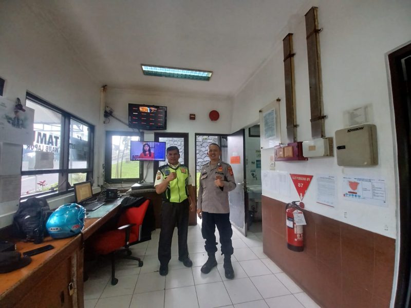 Wujudkan situasi kamtibmas yang aman dan Kondusif, Bhabinkamtibmas Desa Laksana, Polsek Ibun, Polresta Bandung Bripka Adinegoro S.Pd melaksanakan kegiatan sambang dan berikan himbauan Kamtibmas kepada anggota  Satpam perusahaan yang berada di wilayah Desa binaan, Kecamatan Ibun, Kabupaten Bandung. Rabu (26 Februari 2025).
