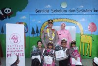 Kapolres Garut AKBP Mochamad Fajar Gemilang, bersama Ketua Bhayangkari Cabang Garut, Ny. Lina Fajar, melaksanakan kegiatan kunjungan kerja ke TK Kemala Bhayangkari 15 dan 23 Garut. Kamis (26/02/2025)
