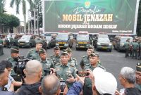 Pangdam III/Siliwangi, Mayjen TNI Dadang Arif Abdurahman, S.E., M.Si., CHRMP., menyerahkan mobil jenazah kepada Kodim jajaran Kodam III/Slw yang berlangsung di Lapangan Upacara Makodam III/Siliwangi, Jalan Aceh No. 69, Bandung, Rabu (26/02/2025). 
