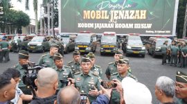 Pangdam III/Siliwangi, Mayjen TNI Dadang Arif Abdurahman, S.E., M.Si., CHRMP., menyerahkan mobil jenazah kepada Kodim jajaran Kodam III/Slw yang berlangsung di Lapangan Upacara Makodam III/Siliwangi, Jalan Aceh No. 69, Bandung, Rabu (26/02/2025). 
