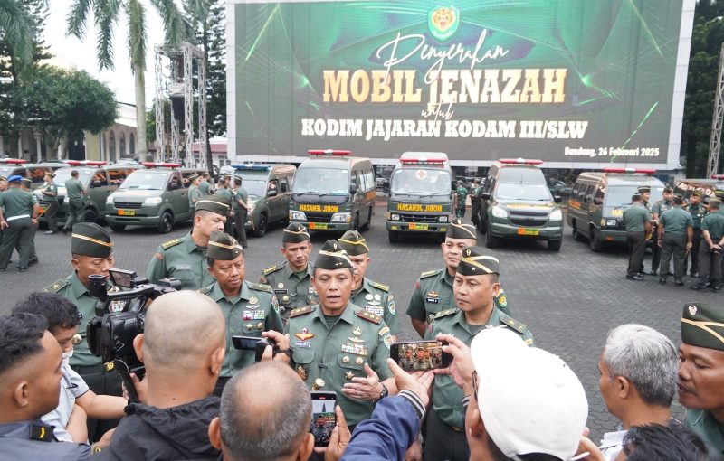 Pangdam III/Siliwangi, Mayjen TNI Dadang Arif Abdurahman, S.E., M.Si., CHRMP., menyerahkan mobil jenazah kepada Kodim jajaran Kodam III/Slw yang berlangsung di Lapangan Upacara Makodam III/Siliwangi, Jalan Aceh No. 69, Bandung, Rabu (26/02/2025). 
